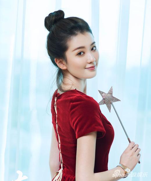 乔欣吃瓜少女图片,萌态十足引网友热议