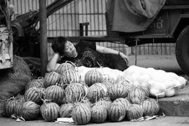 老人守在路边吃瓜,老人路边品瓜的温馨时光